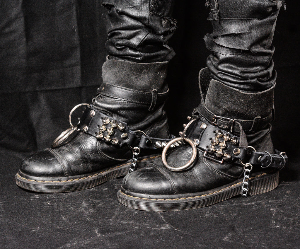 Straps with central ring.