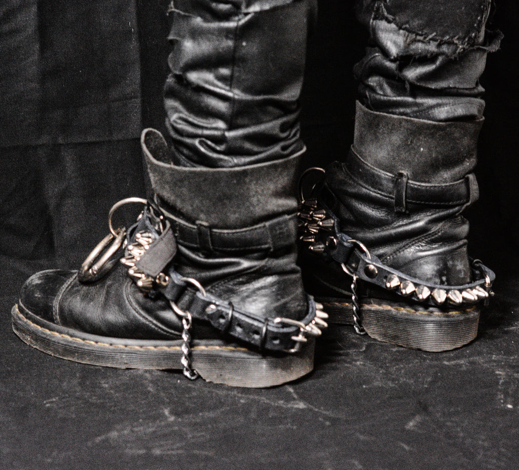 Straps with central ring.