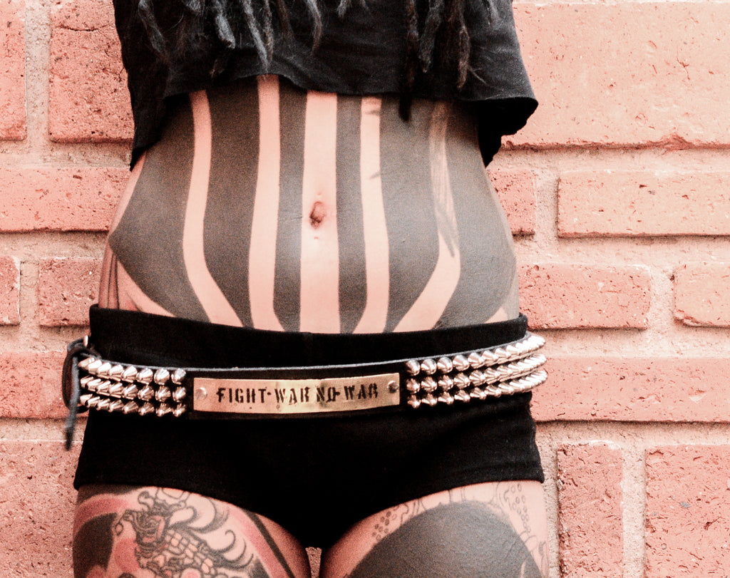 Cinturón de studs con placa grabada