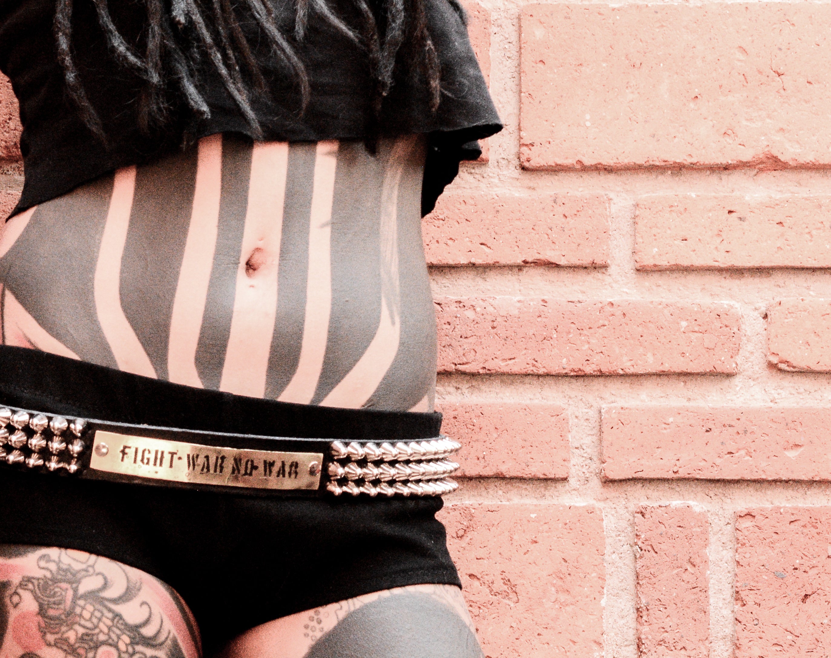 Cinturón de studs con placa grabada