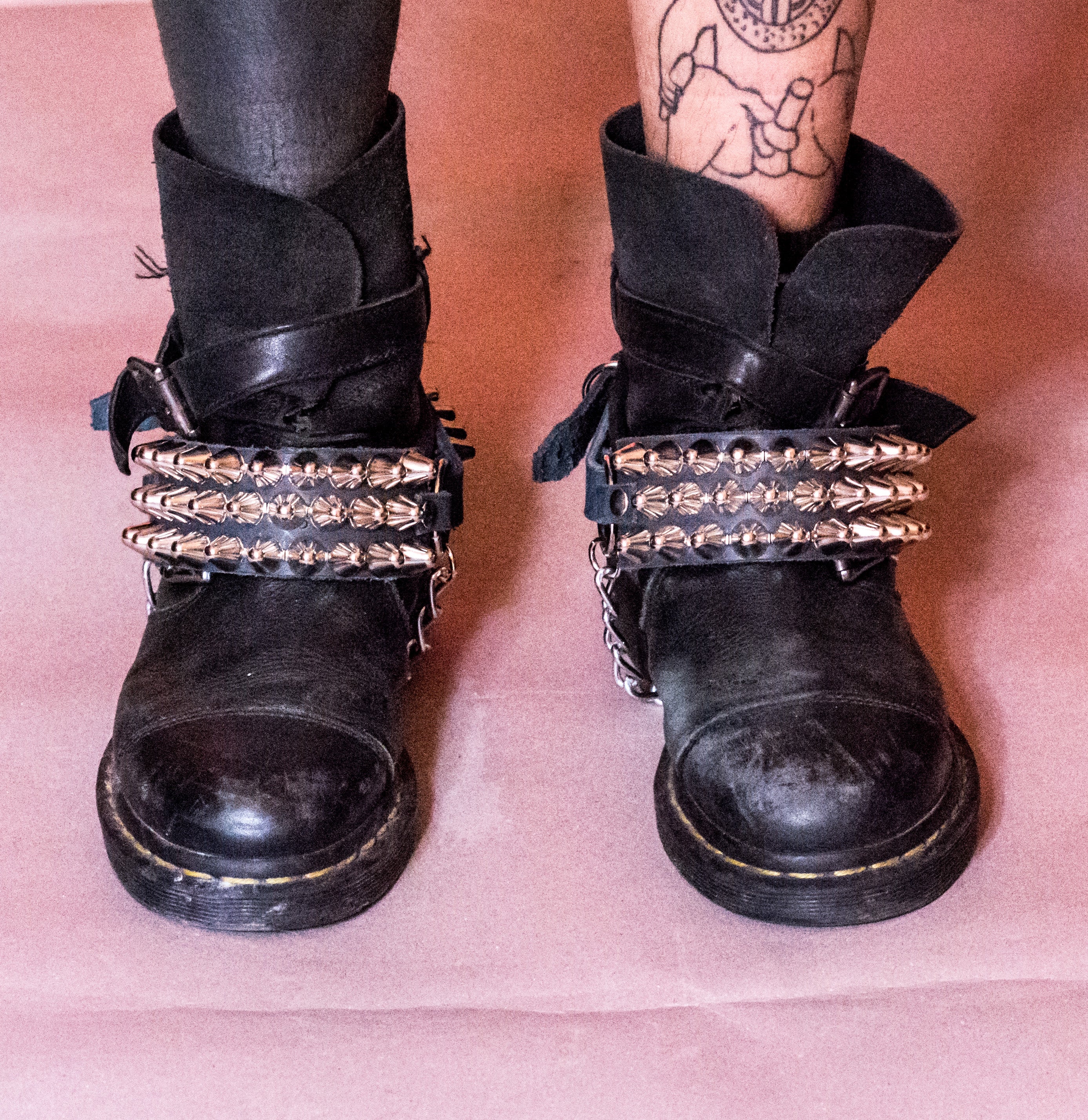 Straps tres hileras studs plateados