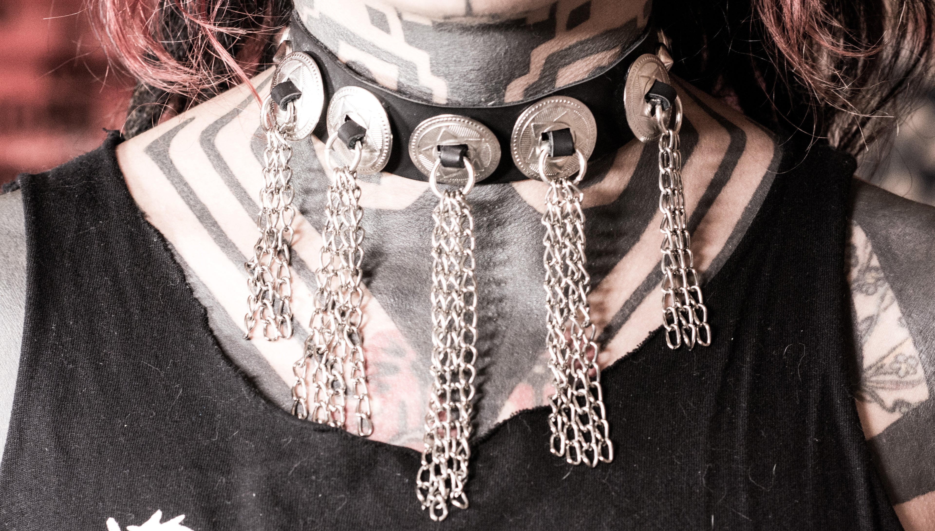 Choker con conchos y cadenas
