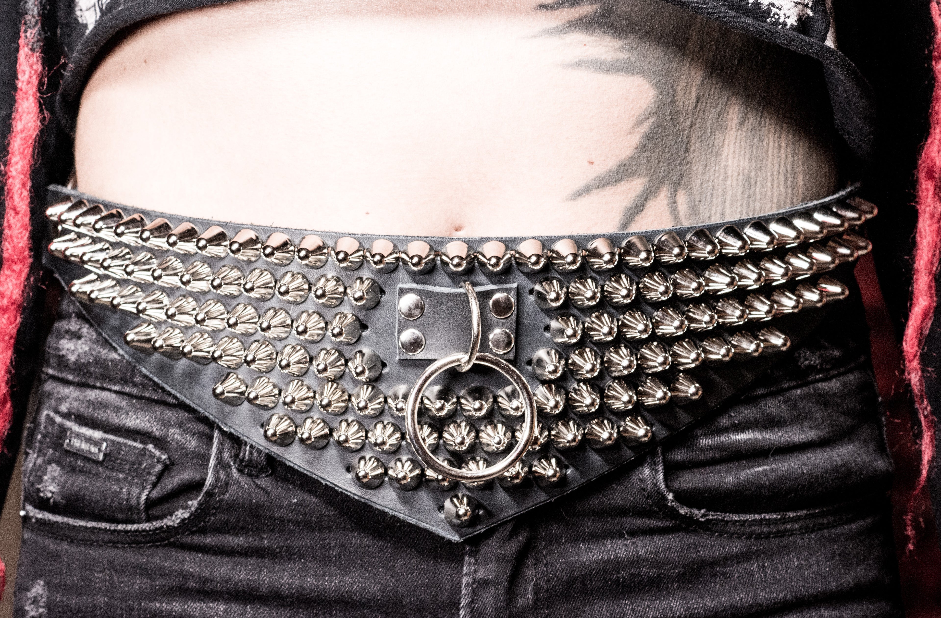 Cinturón en v con studs