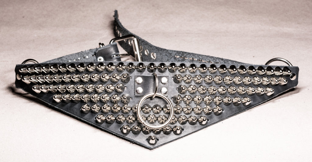 Cinturón en v con studs