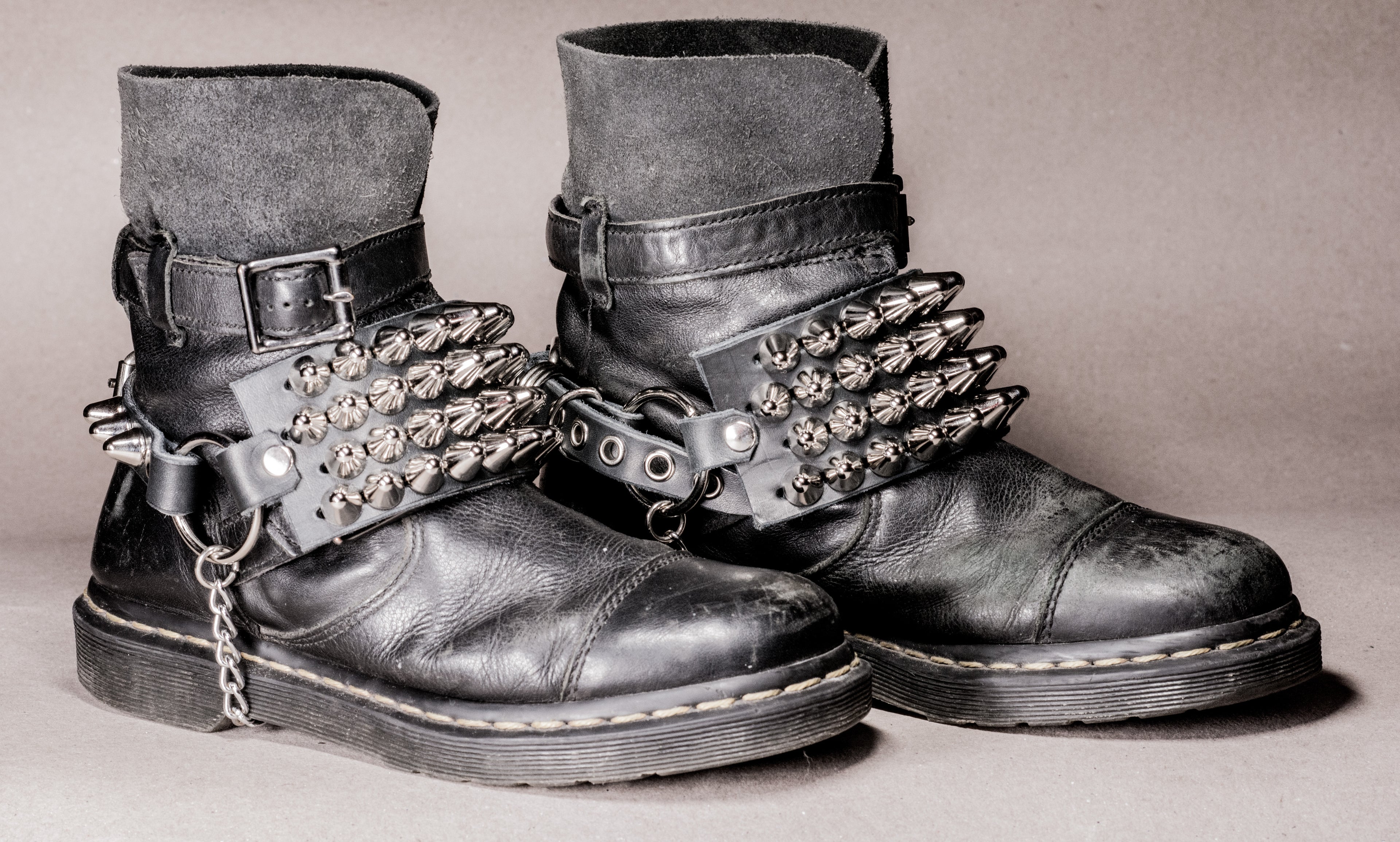 Straps de cuatro hileras de stud plateado