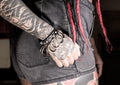 Pulsera con argollas colgantes