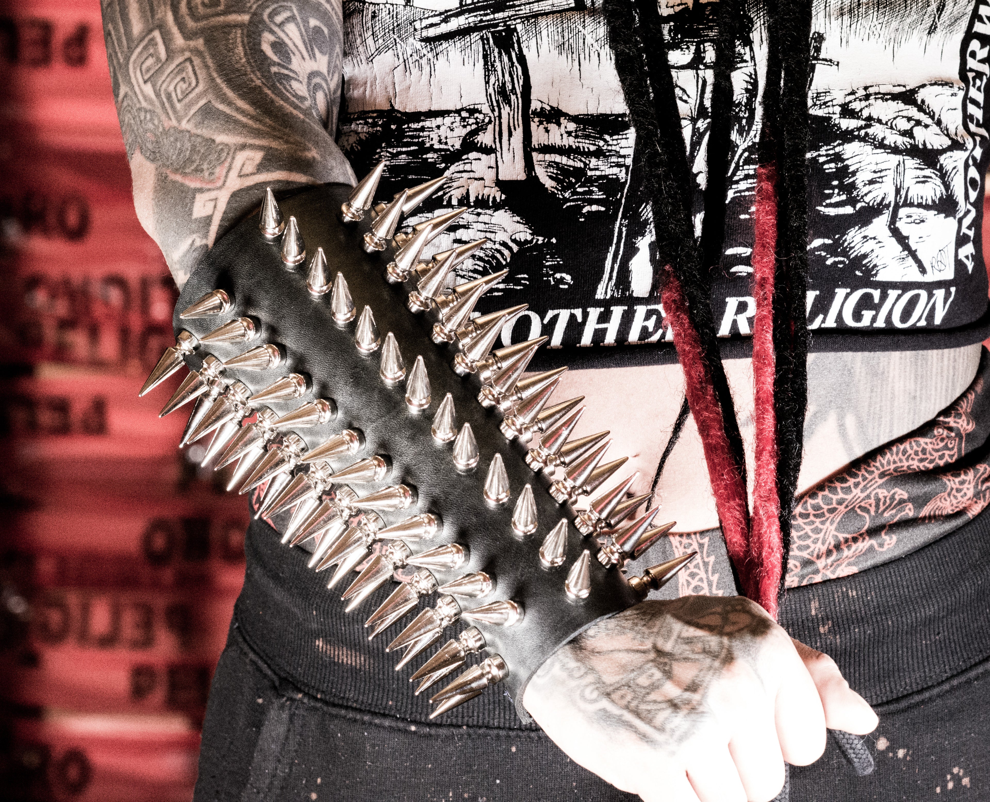 Brazalete de picos black metal