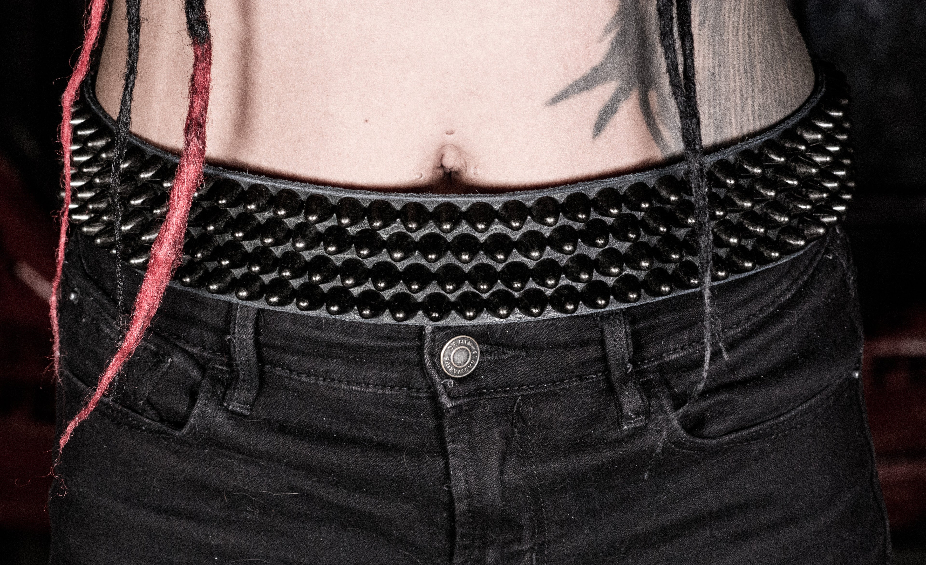 Cinturón de cuatro hileras de studs color negro