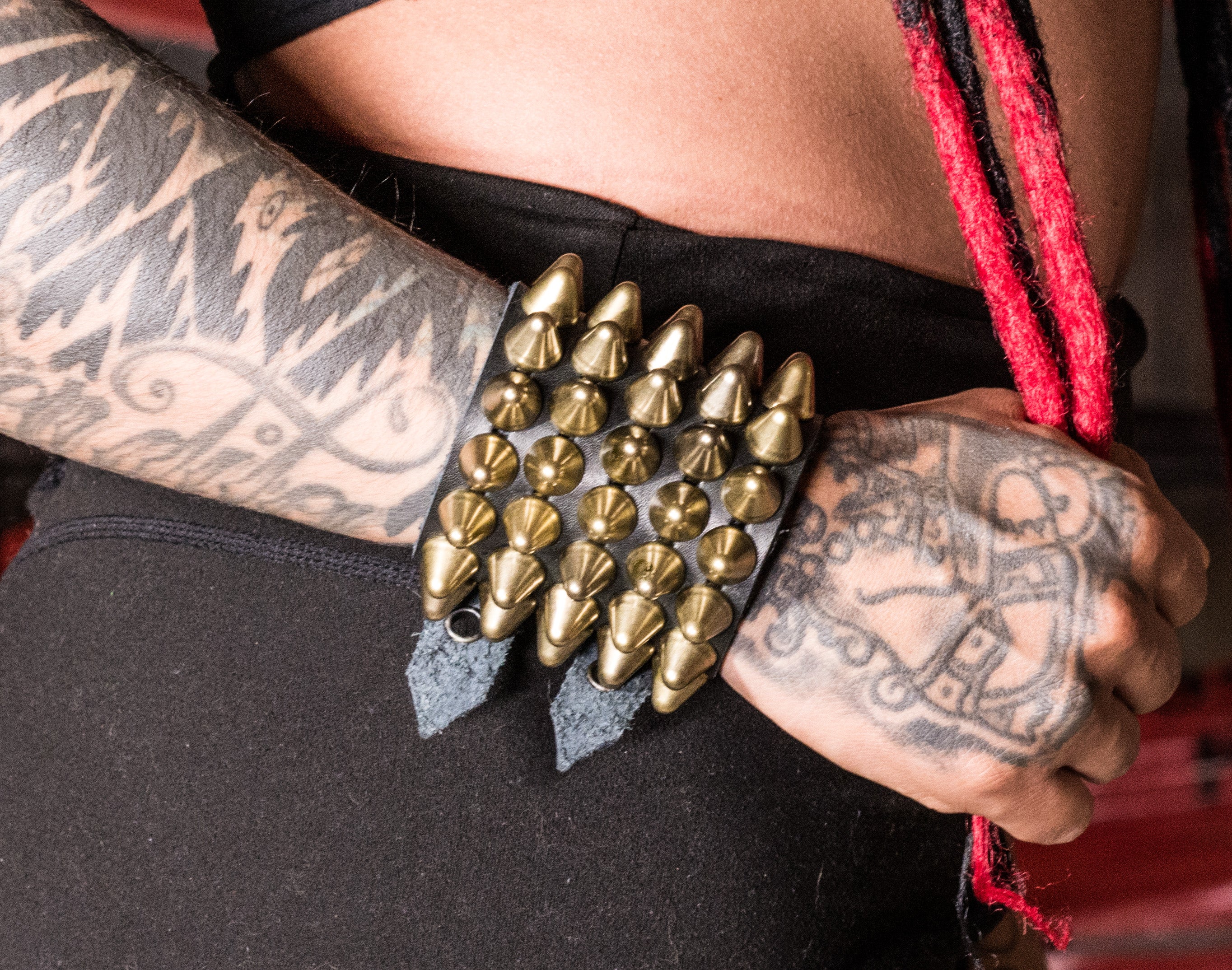 Pulsera de cinco hileras de stud latón