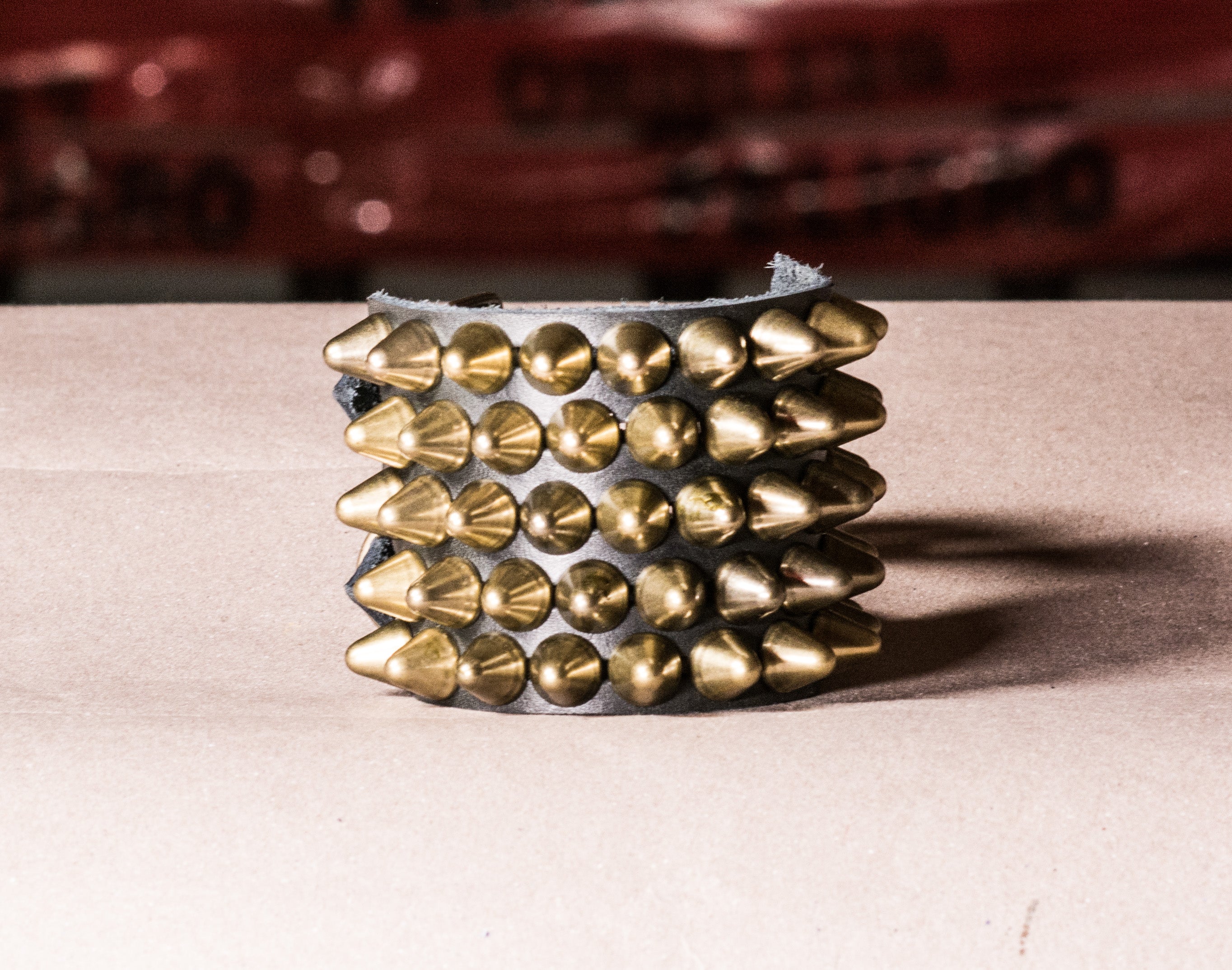 Pulsera de cinco hileras de stud latón