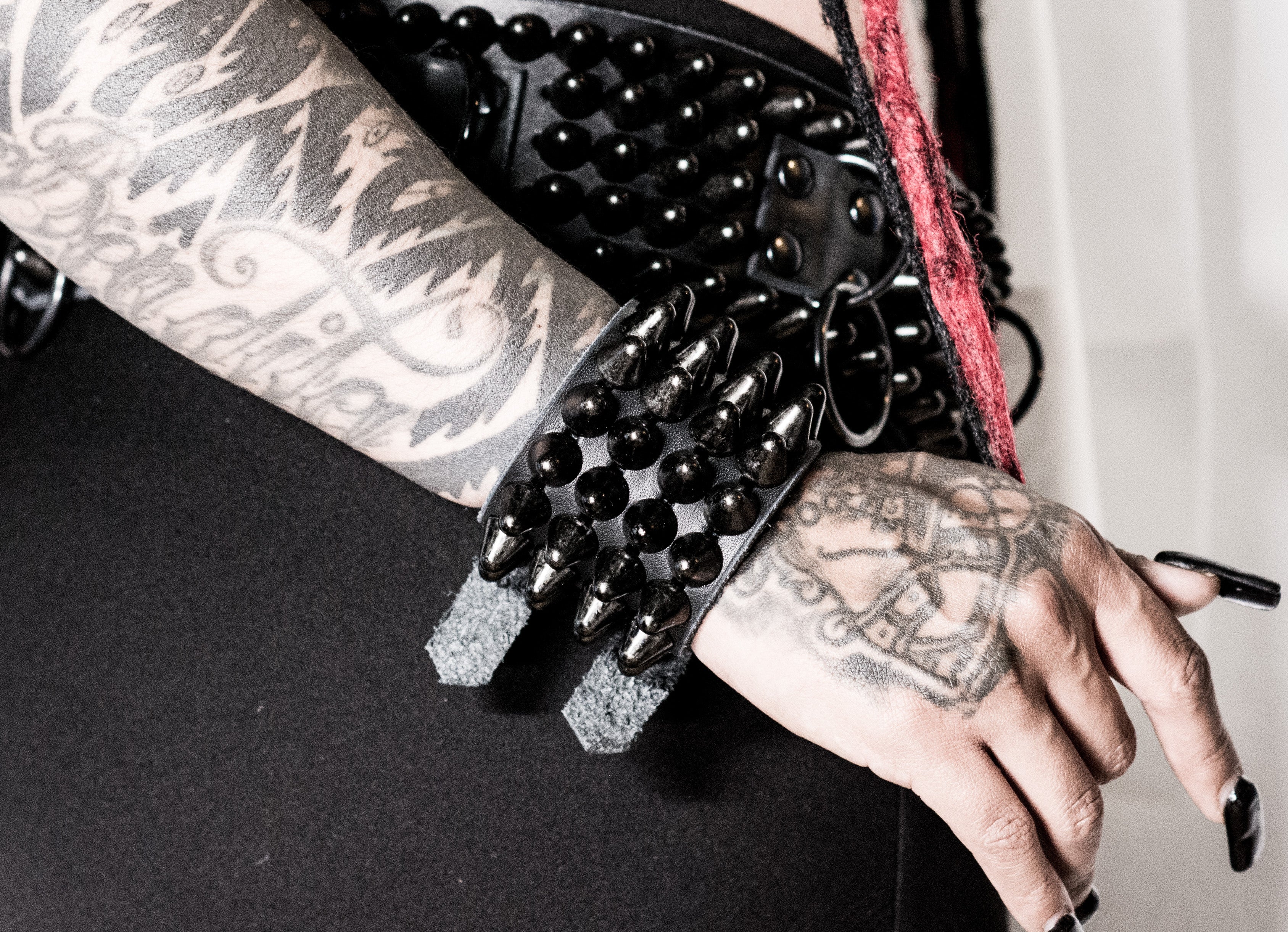 Pulsera de cuatro hileras de estoperol negro