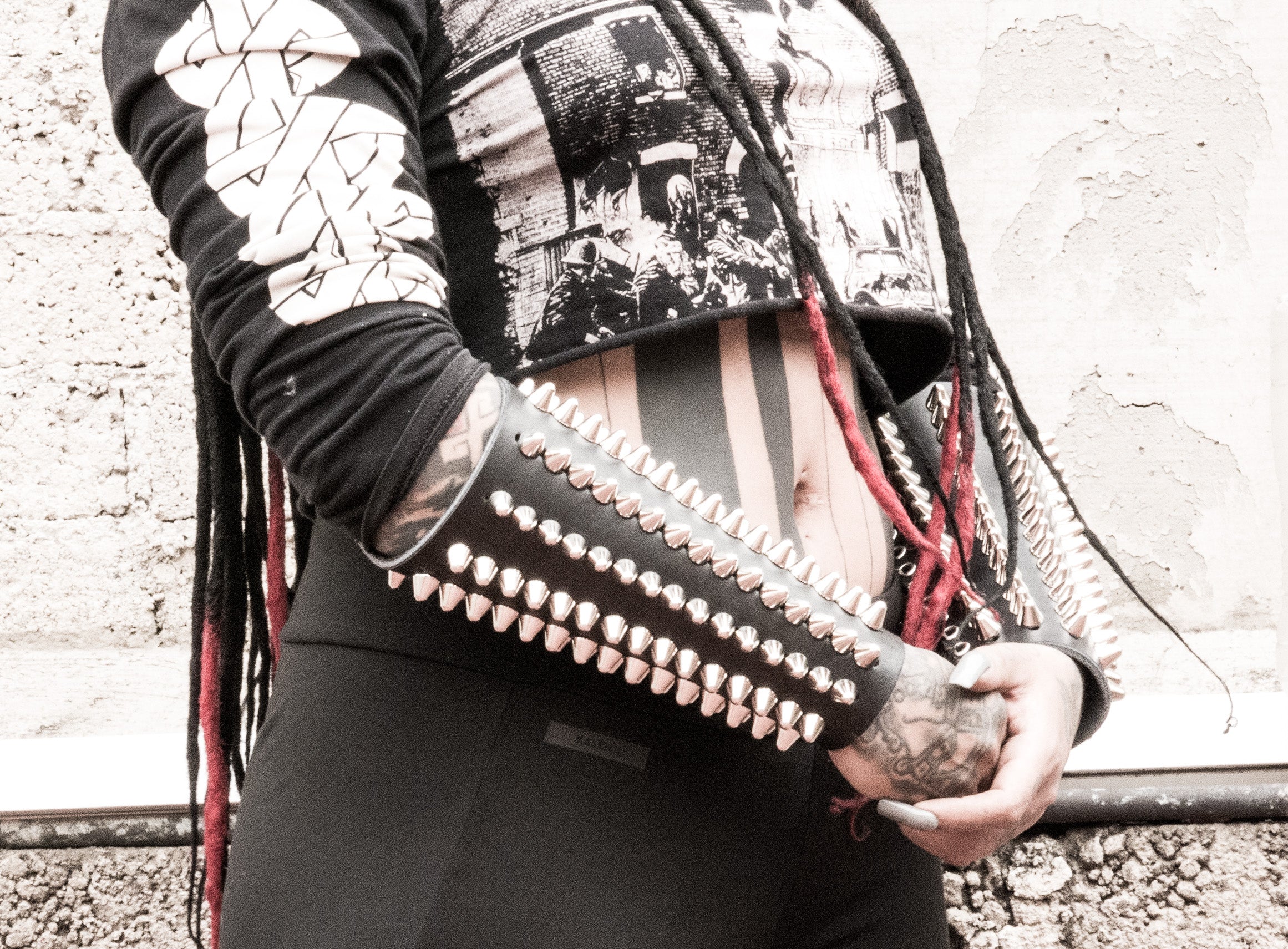 Brazaletes grandes con studs plateados