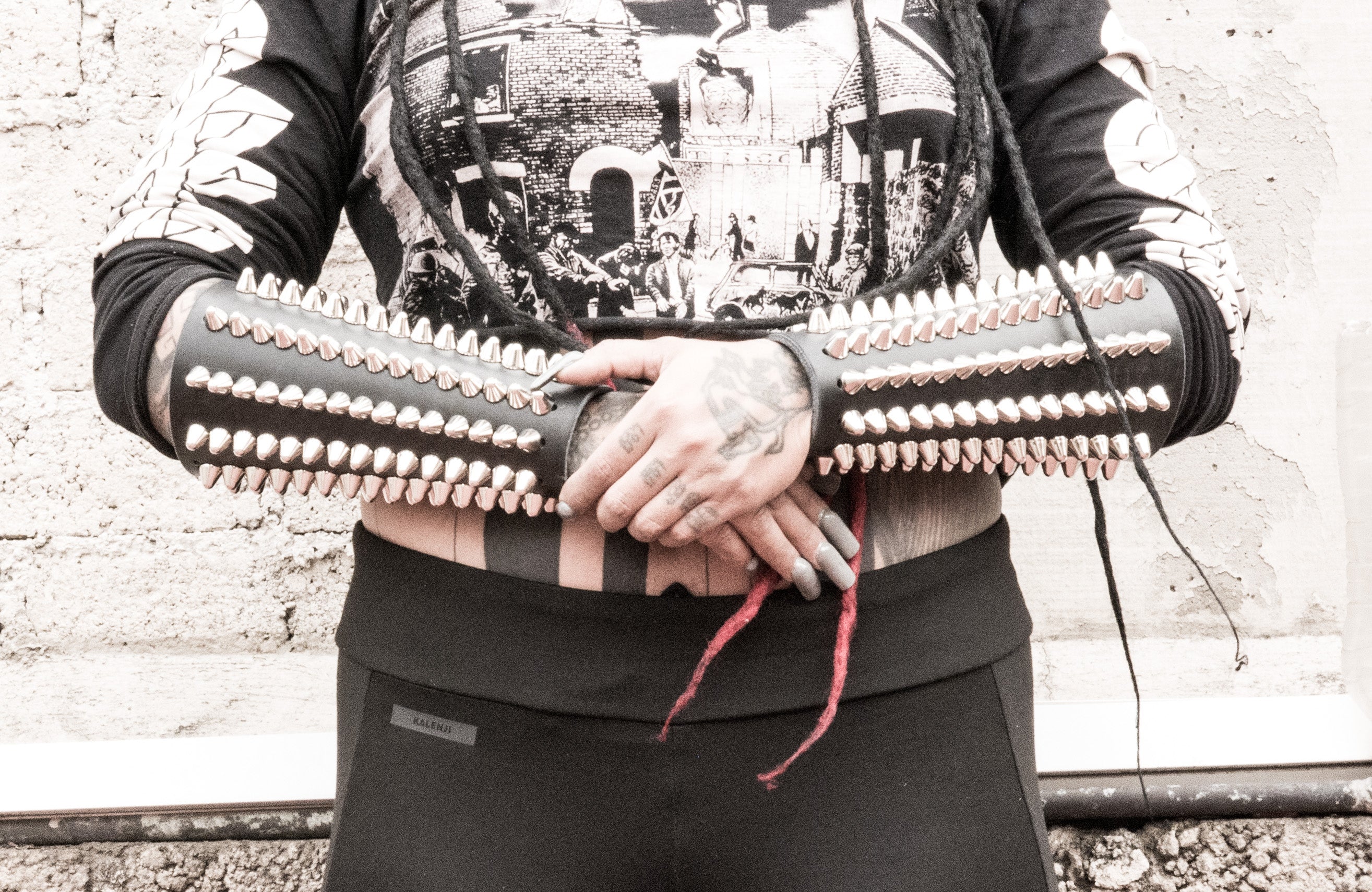 Brazaletes grandes con studs plateados