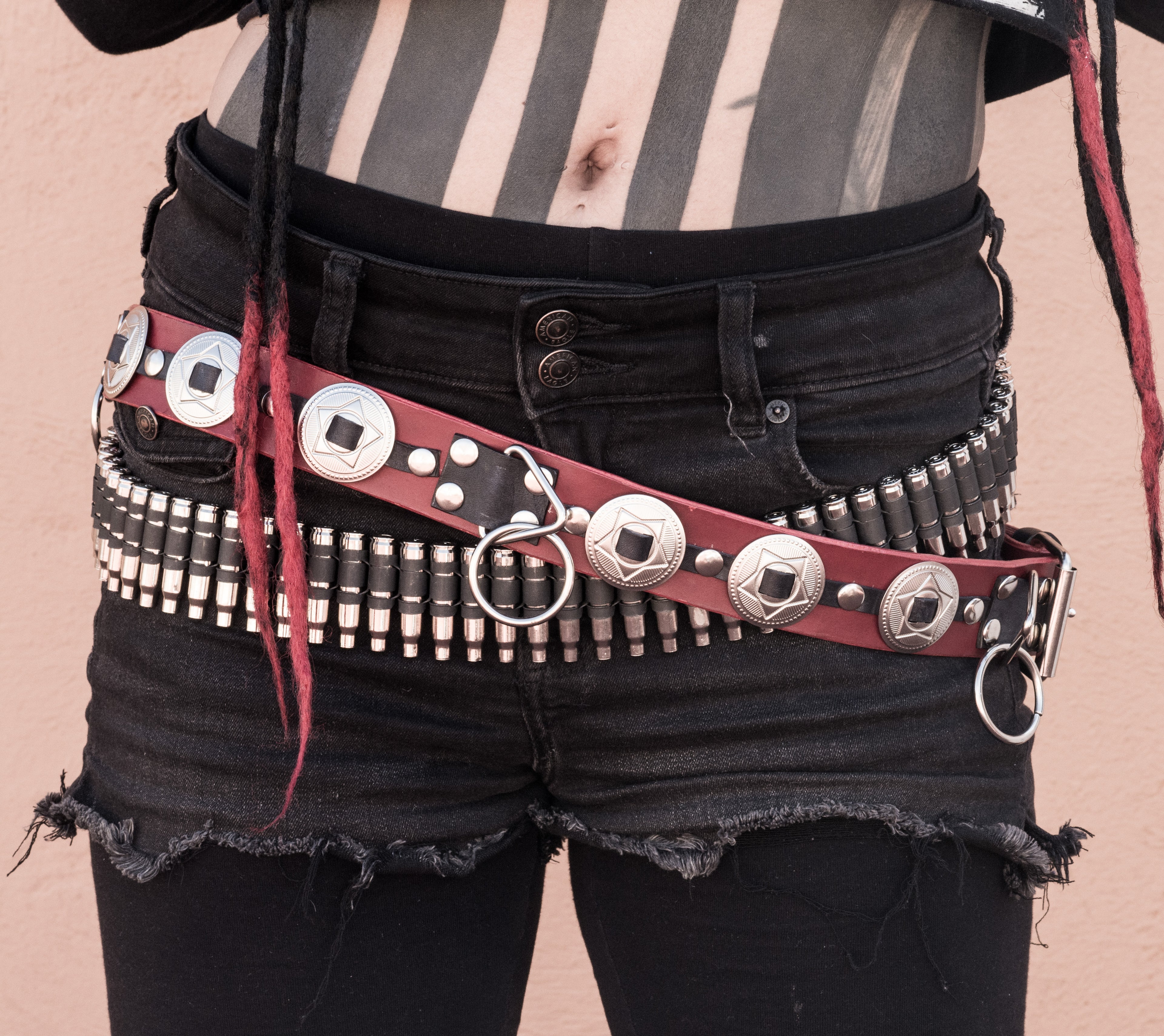 Cinturón rojo con conchos