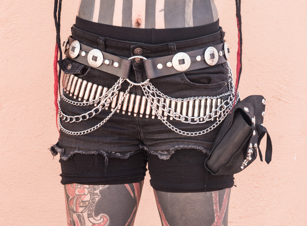 Cinturón de conchos y cadenas