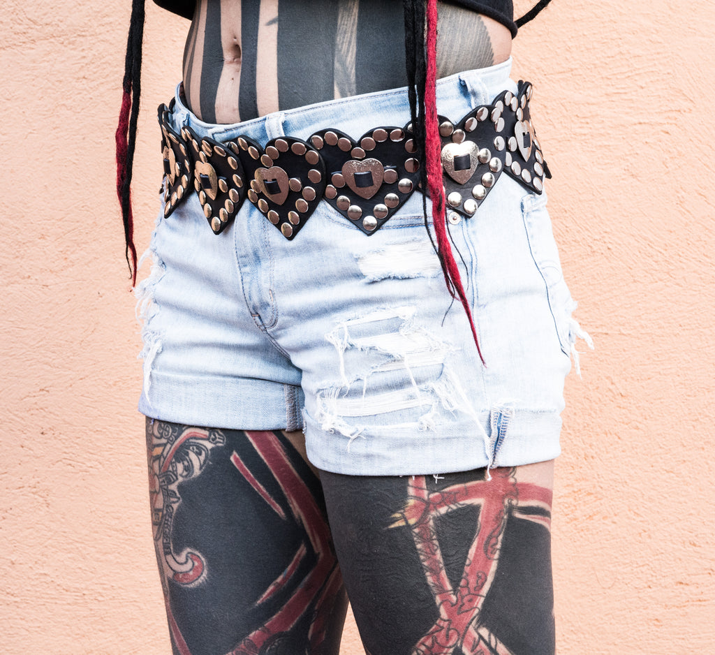 Cinturón de corazón con conchos plateados