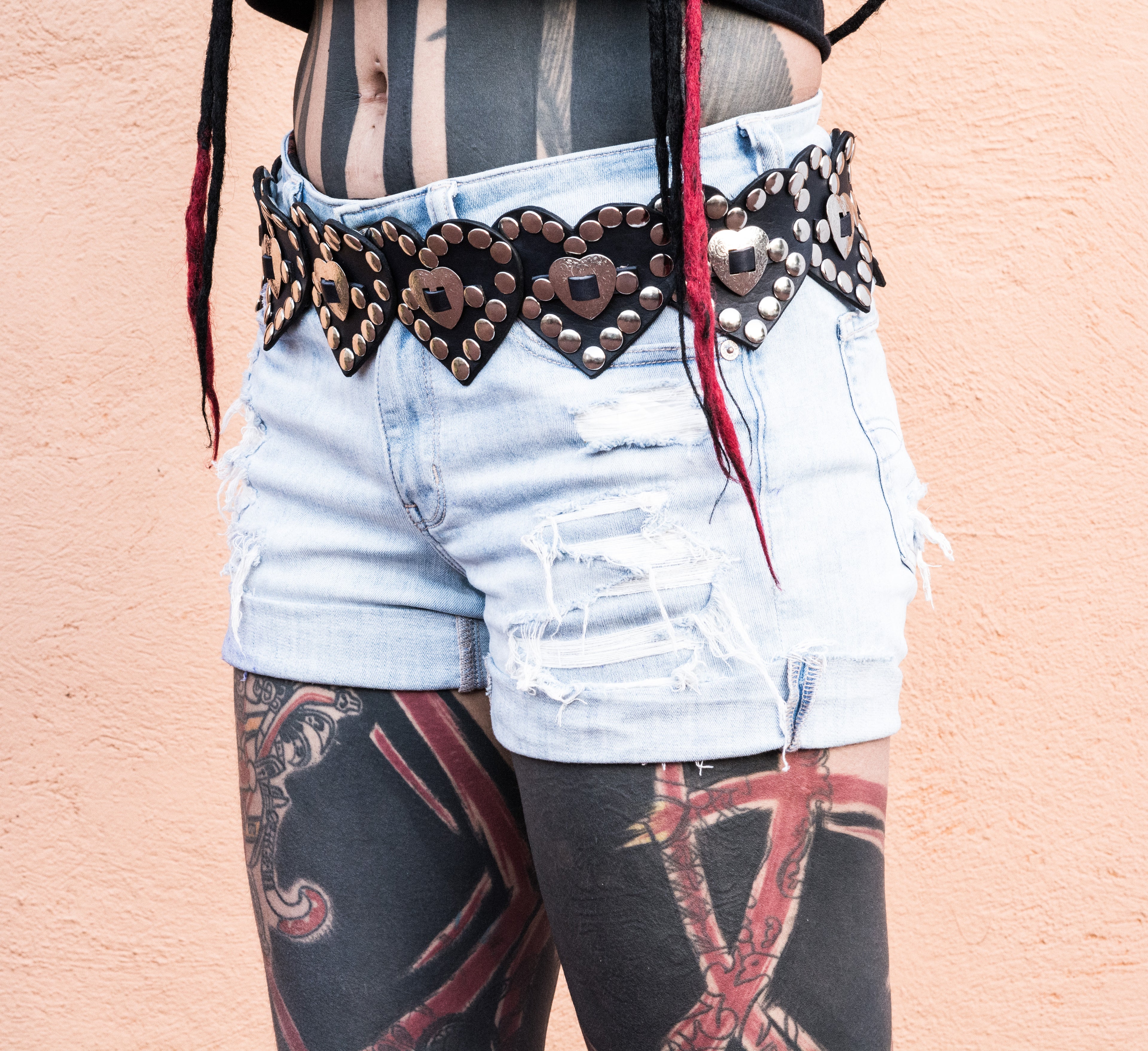 Cinturón de corazón con conchos plateados