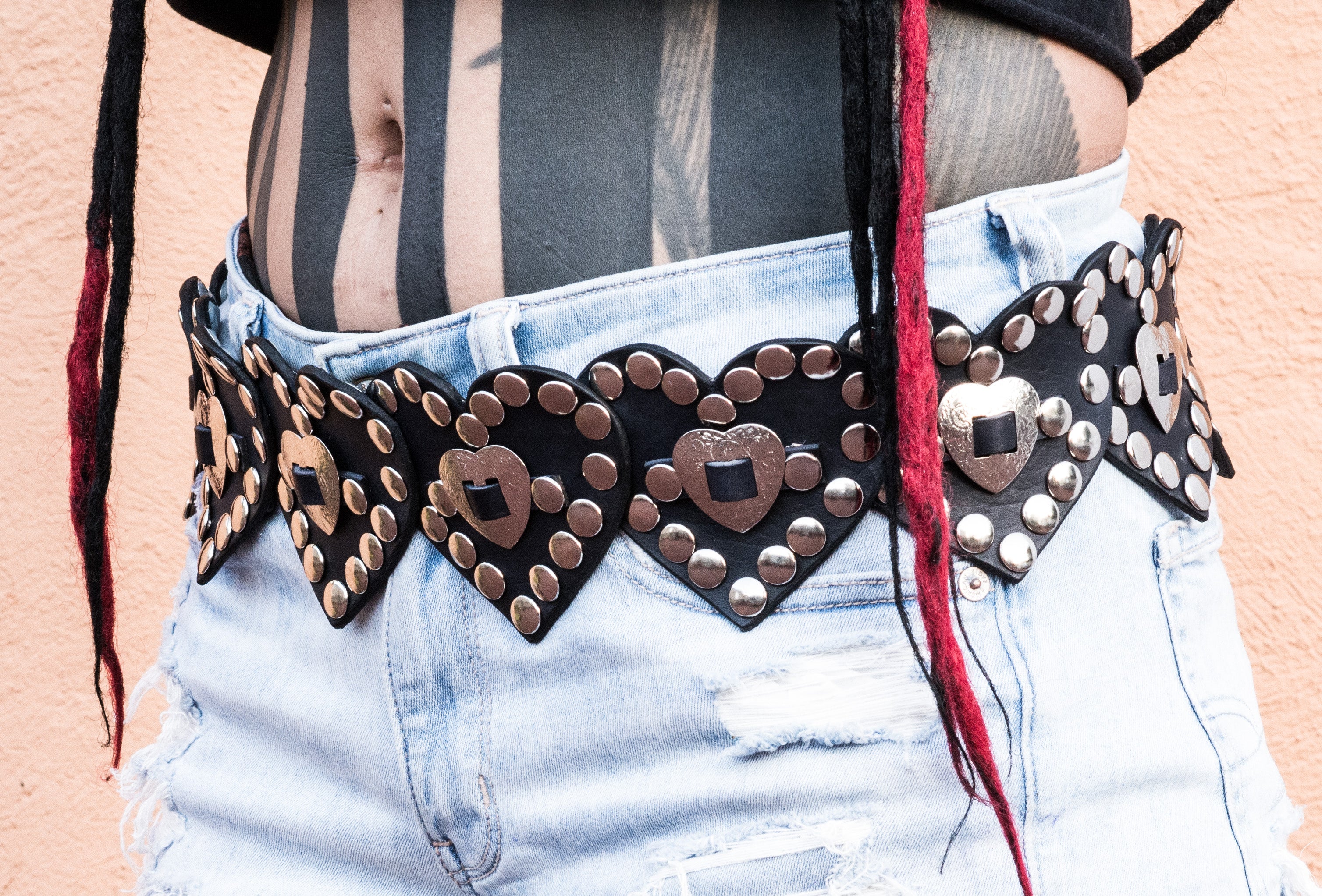 Cinturón de corazón con conchos plateados