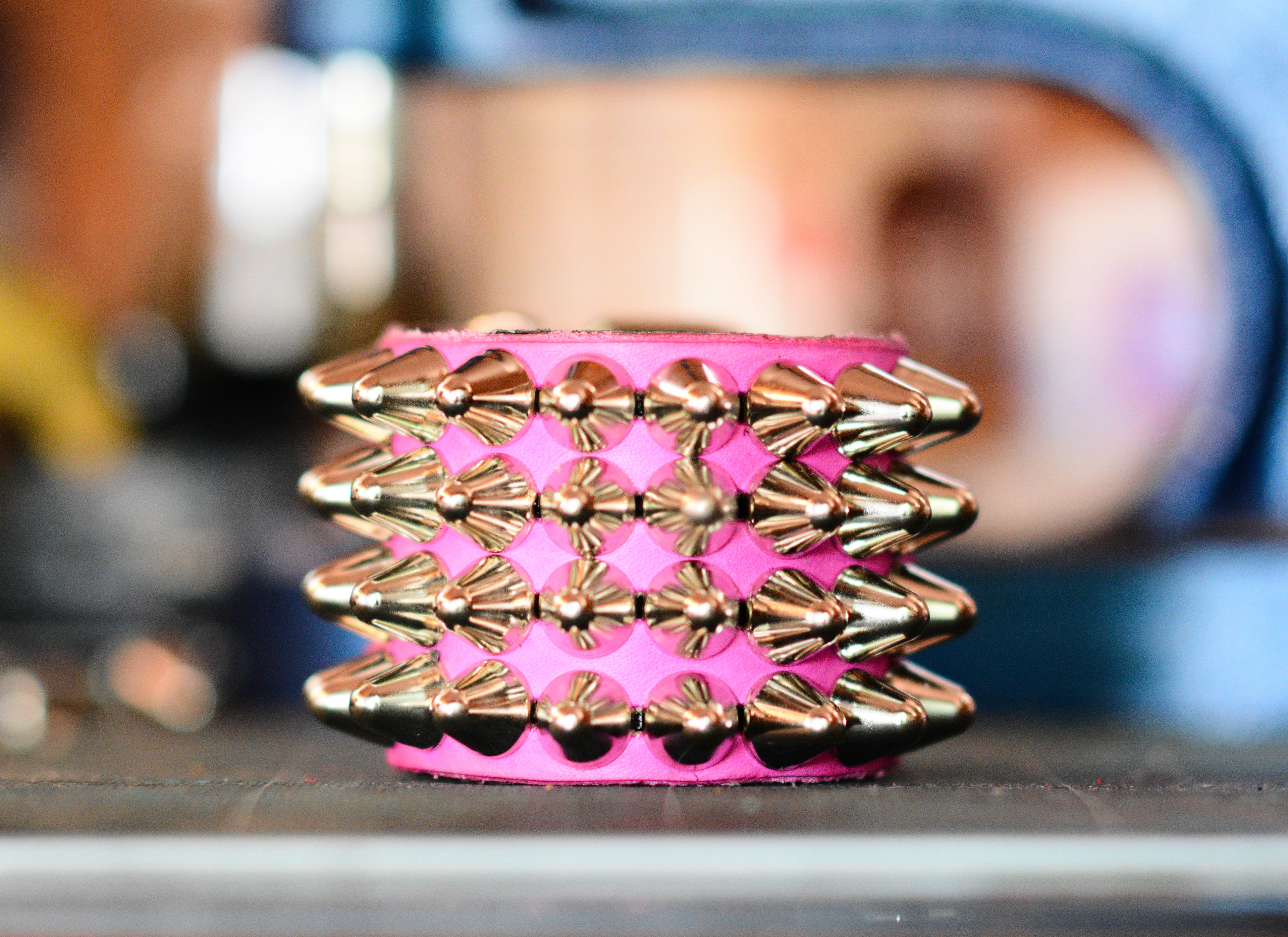Pulsera rosa de cuatro hileras de studs