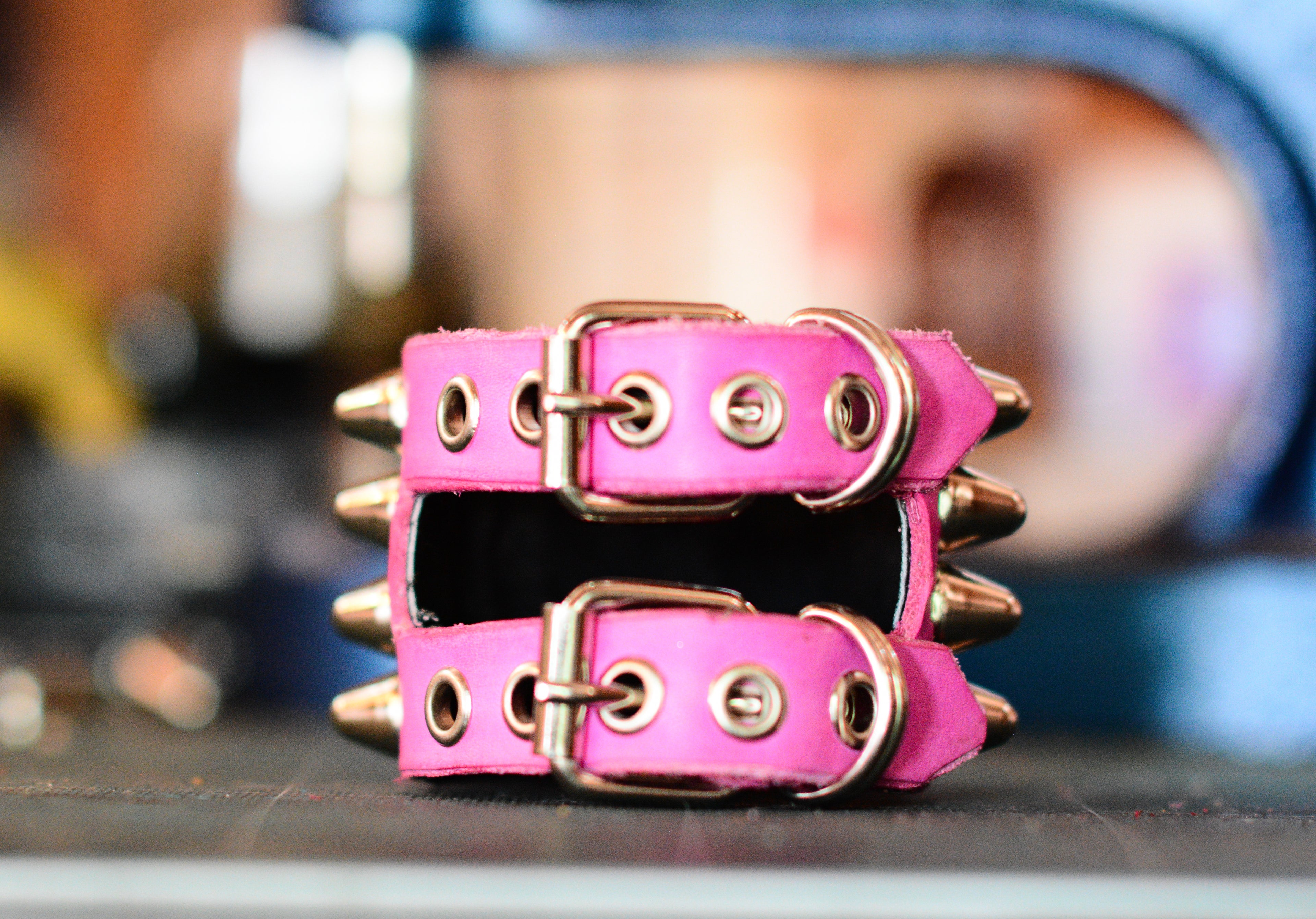 Pulsera rosa de cuatro hileras de studs