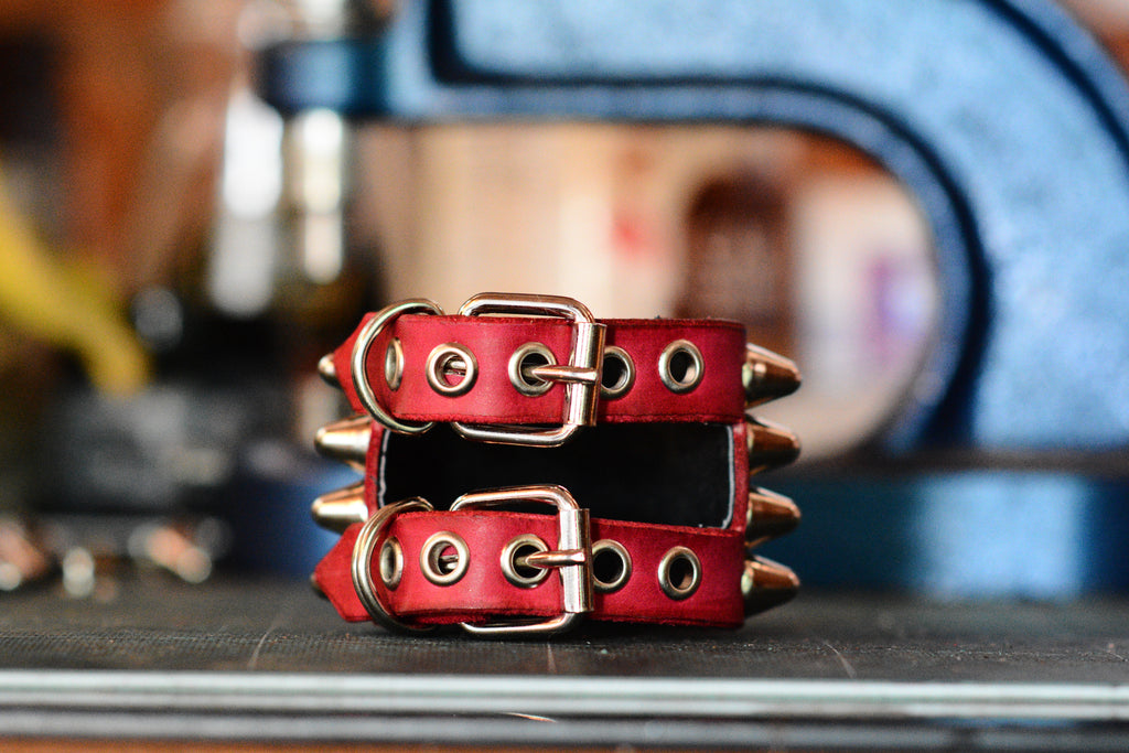 Pulsera de color rojo con studs plateados