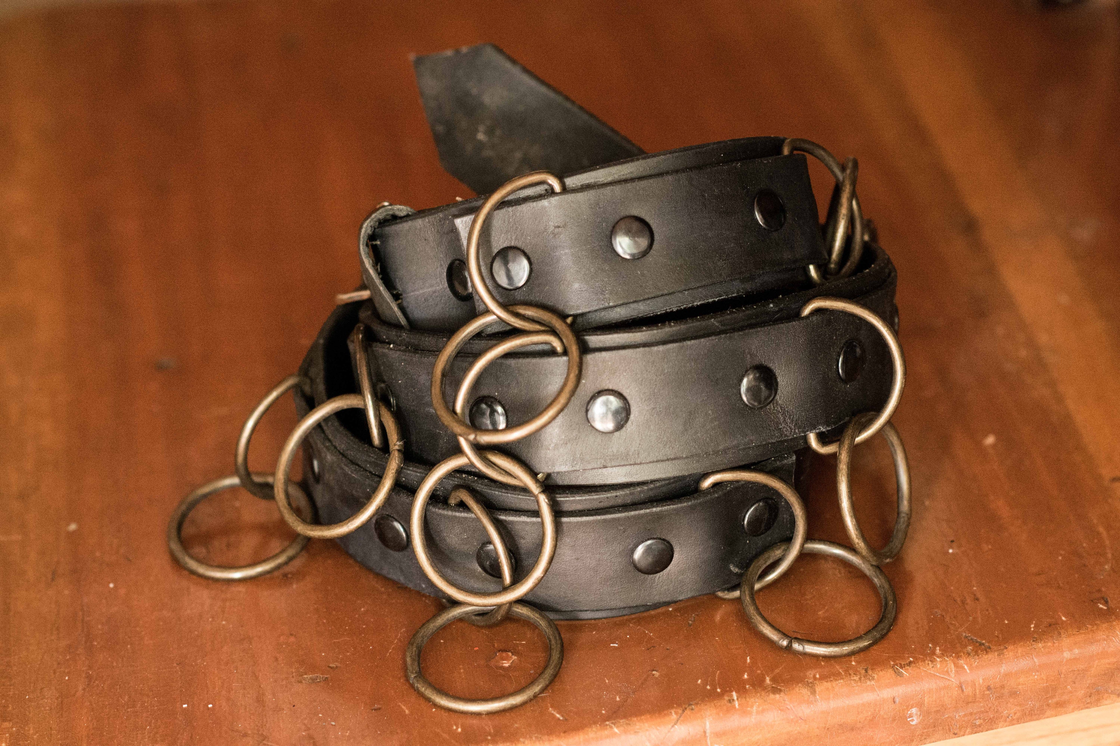 Cinturón con argollas color latón