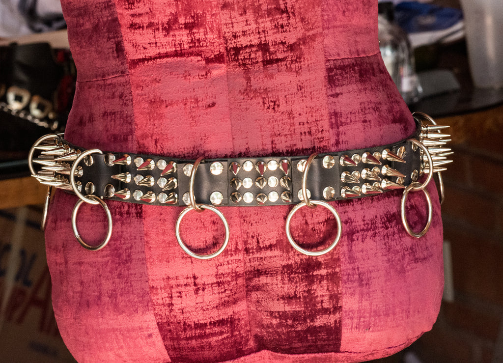 Cinturón de picos y argollas