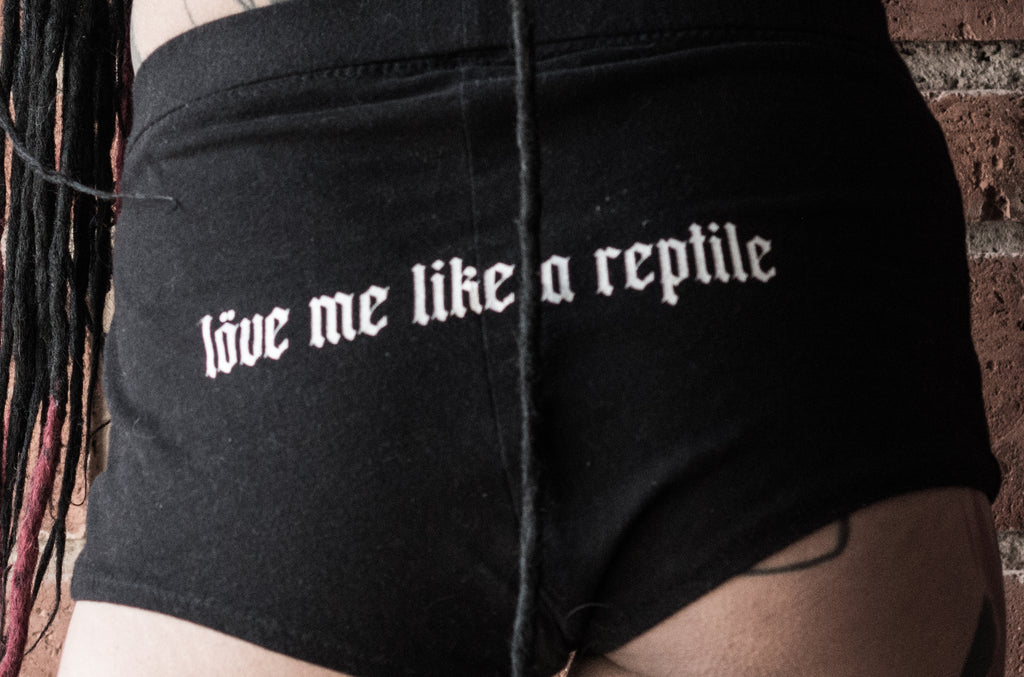 Shorts Love me like a reptile