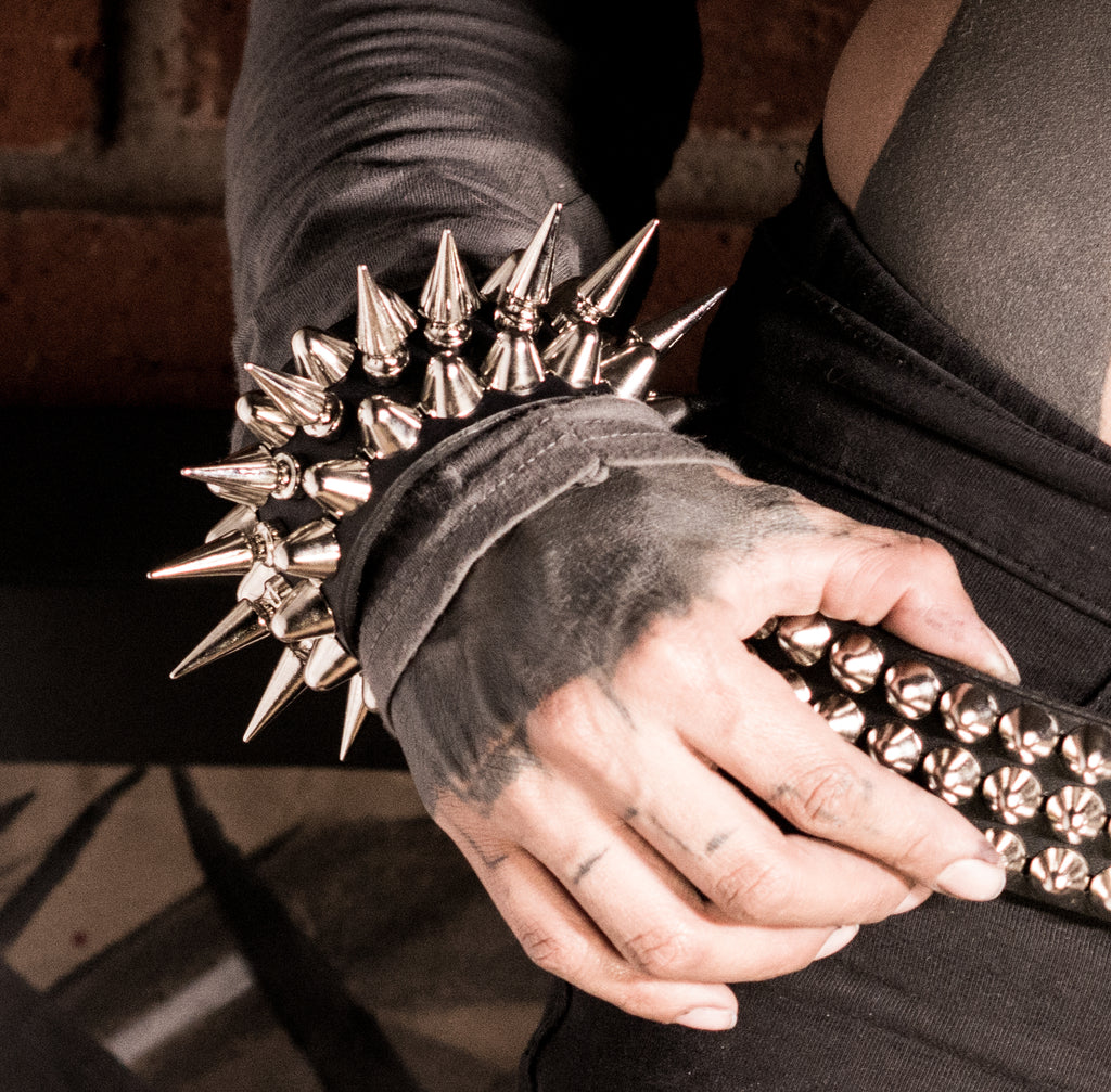 Pulsera con picos y studs