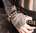Pulsera de una hilera con studs latón
